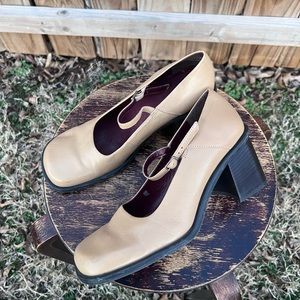 90’s IT girl Mary Jane’s by Nine West 👜